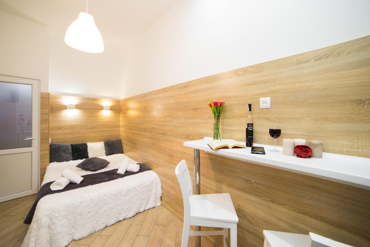 Mini Economy Apartments- Filatova 10 Лвив Екстериор снимка